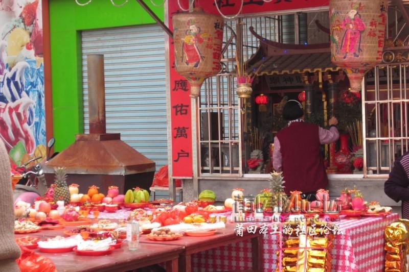 今天是2月初二做"头牙",大爷大妈摆贡品祭拜土地公