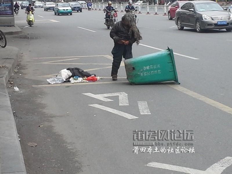 巧遇一流浪女坐垃圾堆上翻东西