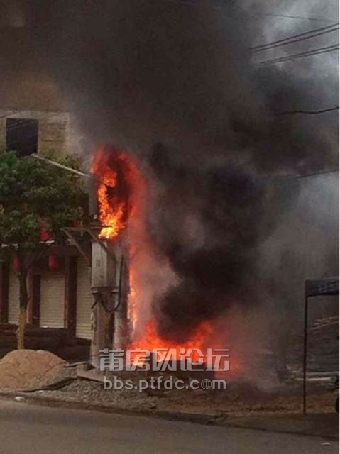 仙游榜头变电箱爆炸,场面很壮观.