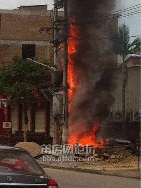仙游榜头变电箱爆炸,场面很壮观.