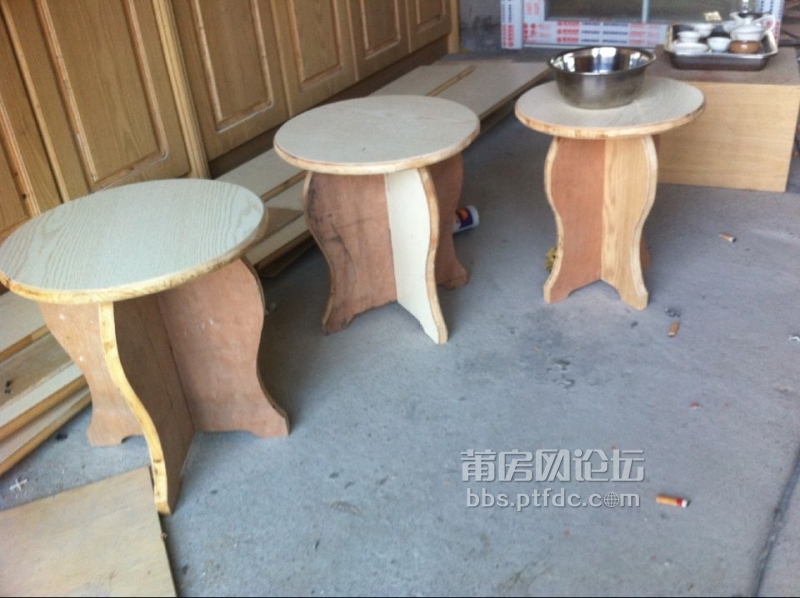 木工出身的业主自己动手制作了这些小凳子,挺的!