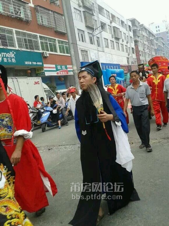 网友爆料国庆华亭下花霞皋村大游街