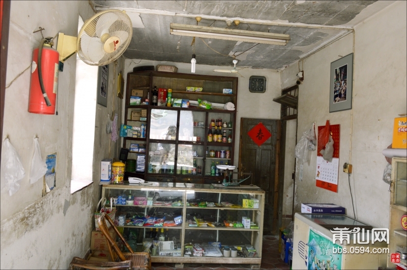 农村里常见的小卖部,设备简陋,东西也不够齐全,但就是这样的小店,让
