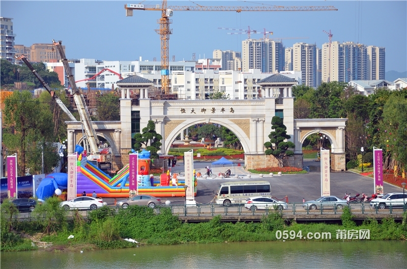 恒大御景半岛:4幢精装住宅预计9月26日开盘 已出地面2