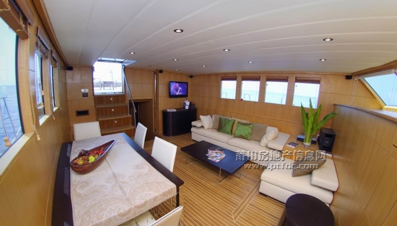 Dhigu yacht interior.jpg