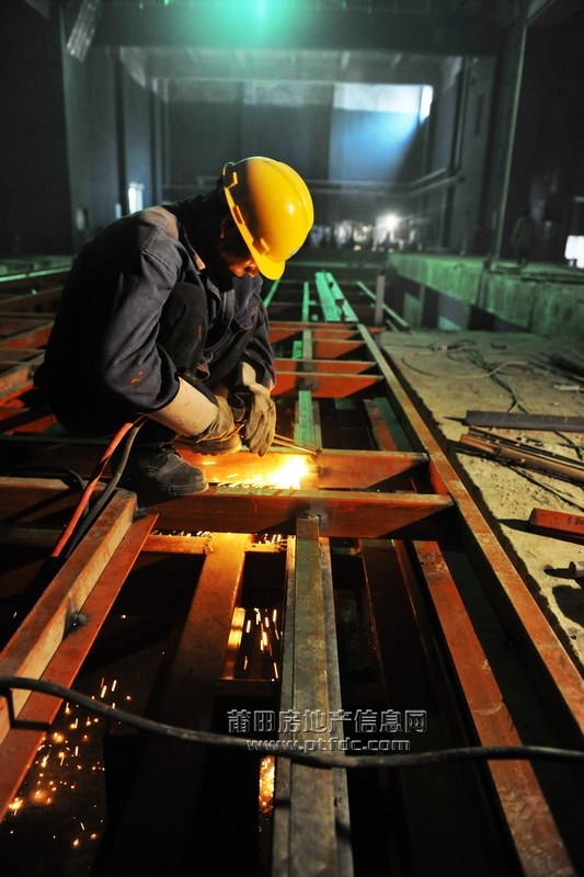 10月14日，莆仙大剧院内部舞台正在建设中2.JPG