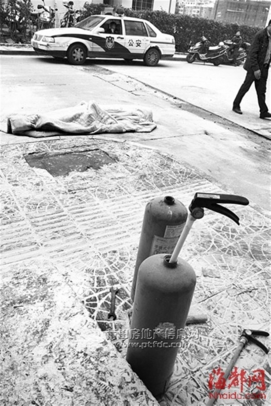 案发的现场还留有灭火器的瓶体和配件.jpg