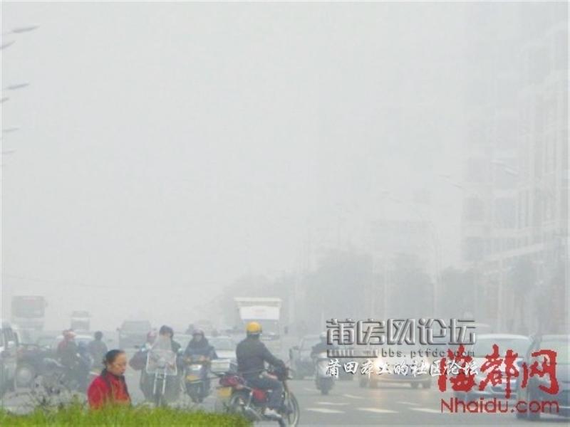 城区道路上只有少数车辆打开示宽灯或雾灯.jpg