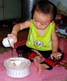 小孩喝茶.jpg
