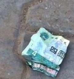 在街上看到这钱。。不知该不该捡……纠结….jpg
