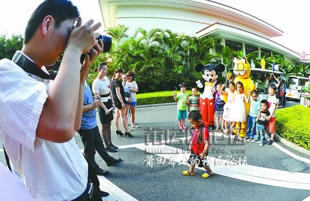 孩子们也挎上相机当一回摄影师.jpg