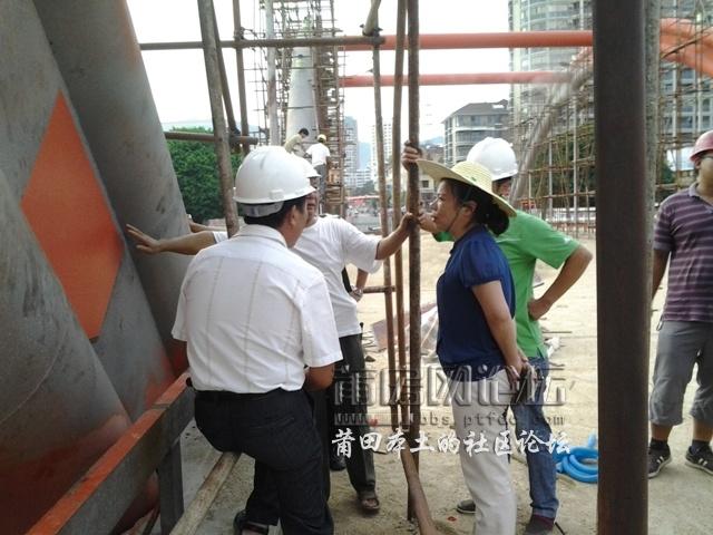 8月1日黄明琳副局长带队检查拱肋除锈油漆工程。.jpg