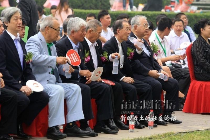 大使和日方人员没有饮用大会主办方准备的国产农夫山泉矿泉水，而是喝的有日方人员发送.jpg