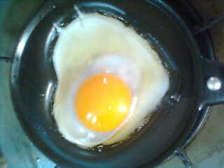 锅底放点油后将蛋打入
