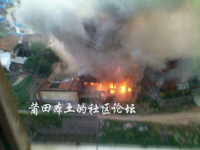 着火啦！莆田附属医院旁老房子早上火了.jpg