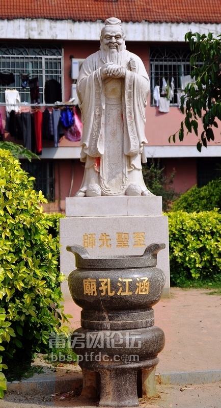img2010年初，孔氏后裔集资在49级台阶上的孔庙遗址立了一尊孔子石雕圣像。.jpg