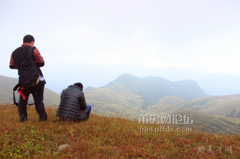 小翁这是在思考人生，还是怀念昨晚的艳遇？