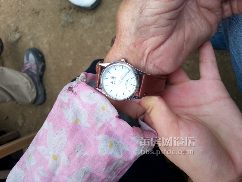 老奶奶手上的上海牌手表，很有韵味了