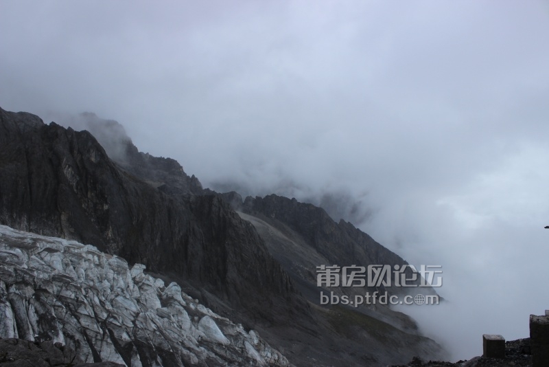 笼罩在雾中的玉龙雪山