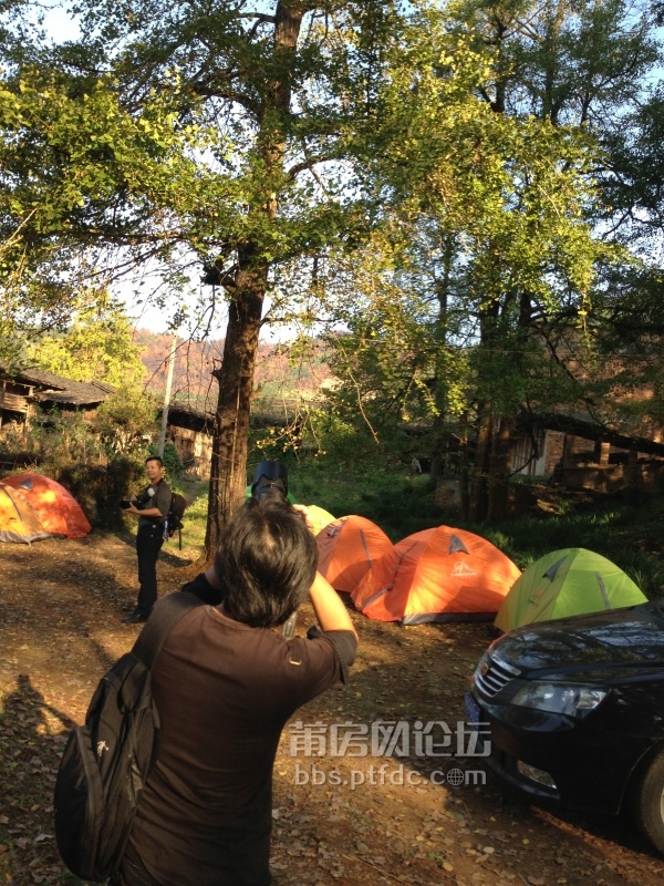 抵达龙门场安营扎寨，“有时候”和肖老师已按耐不住摁下快门。