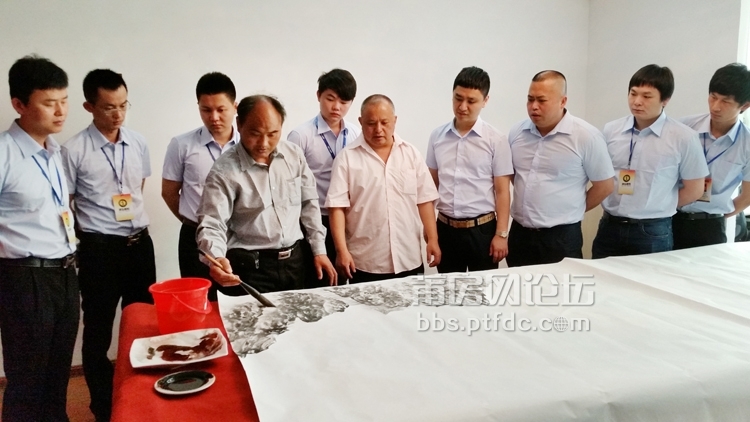 湄洲妈祖书画院院长林德富和中国国画大师谢家文莅临津泓橱柜 (1).jpg
