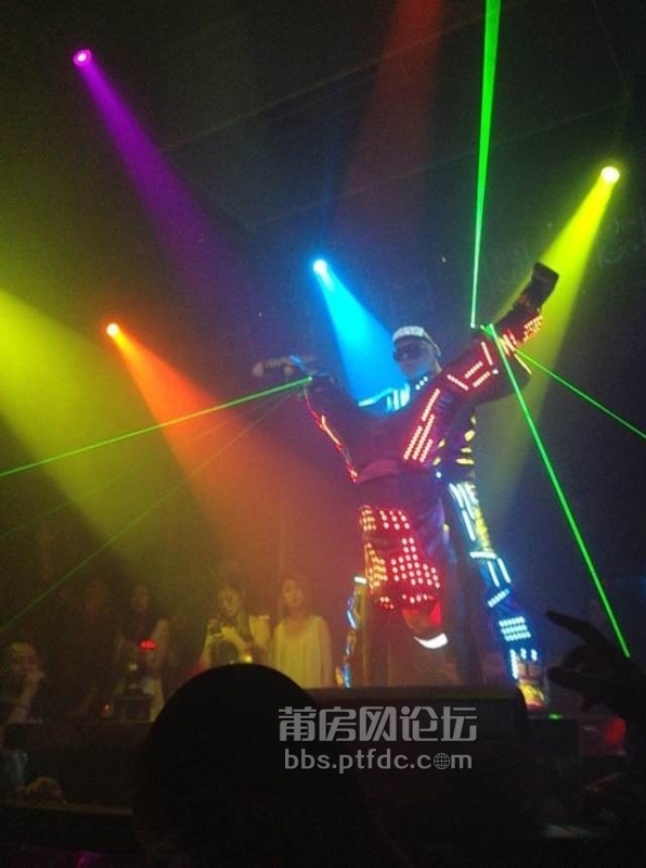 路易酒吧12点秀