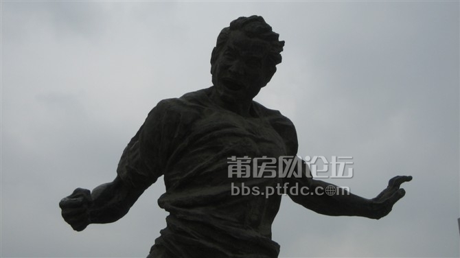 体育场门口雕塑