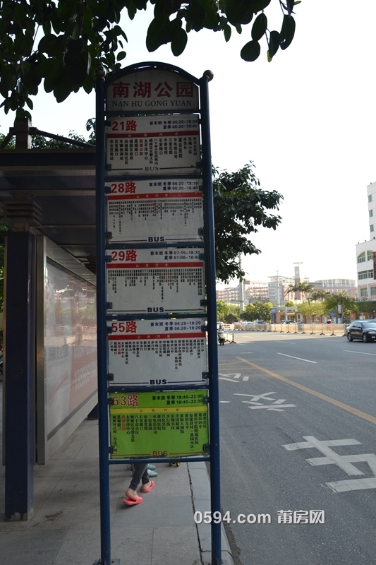 公交站牌.JPG