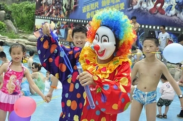 2014年6月1日，御庄园六一儿童节，神秘小丑为孩子营造泡泡的世界。.jpg