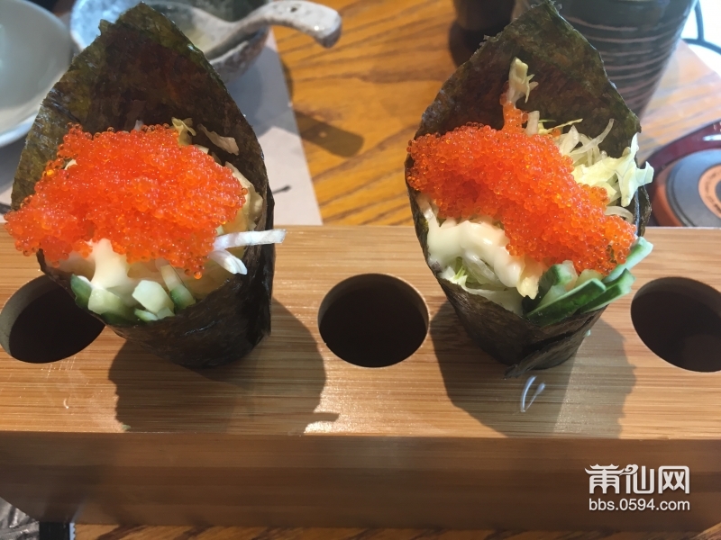 寻常的寿司与手卷也不逊色。火山卷，用料丰富，外面一层诱人的鱼籽，里面是各种蔬果及肉类的混合物，一口咬 ...