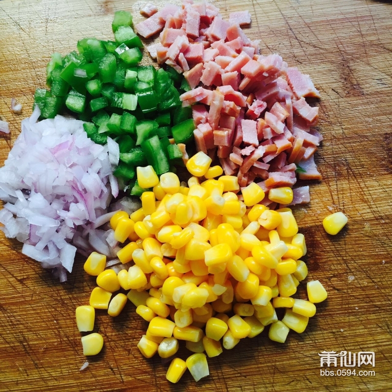 青椒、洋葱、火腿切丁，玉米粒（罐装））
