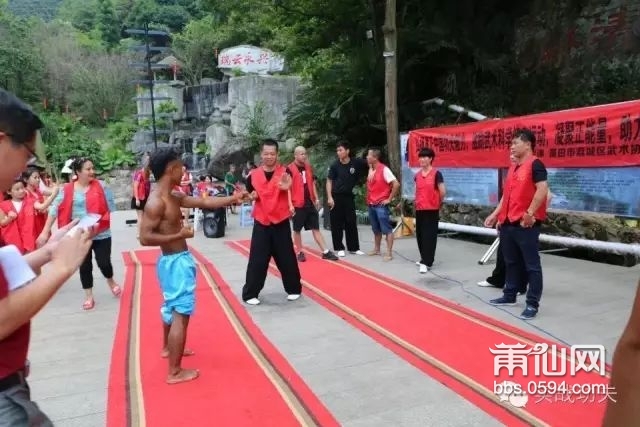 瑞云山活动现场教拳.jpg