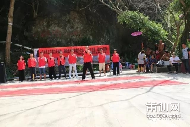 瑞云山活动现场帅哥表演.jpg