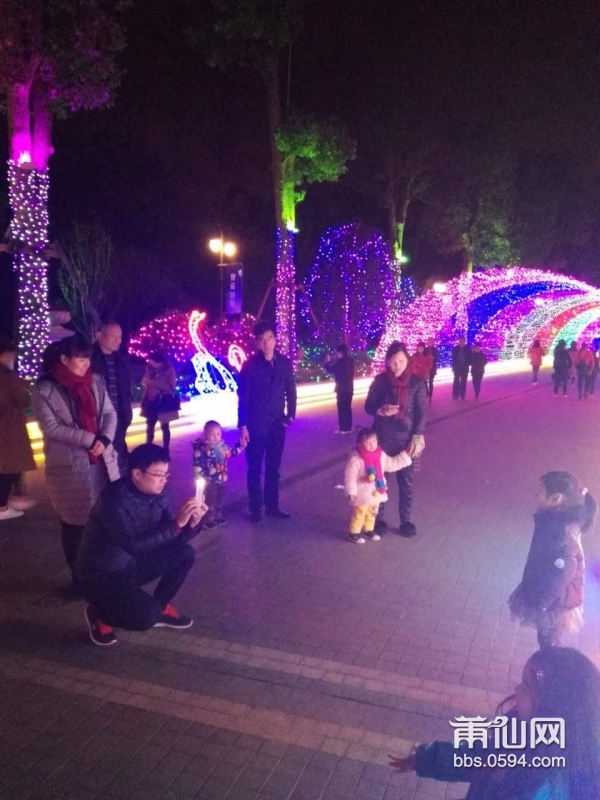 也阻挡不了大家去凤凰山公园看灯光秀的热情 _ 莆仙资讯_莆仙网_莆田