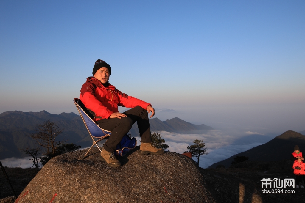 最后来一张坐在闽最高峰留念-莆田的‘’珠穆玛拉峰’登顶成功。