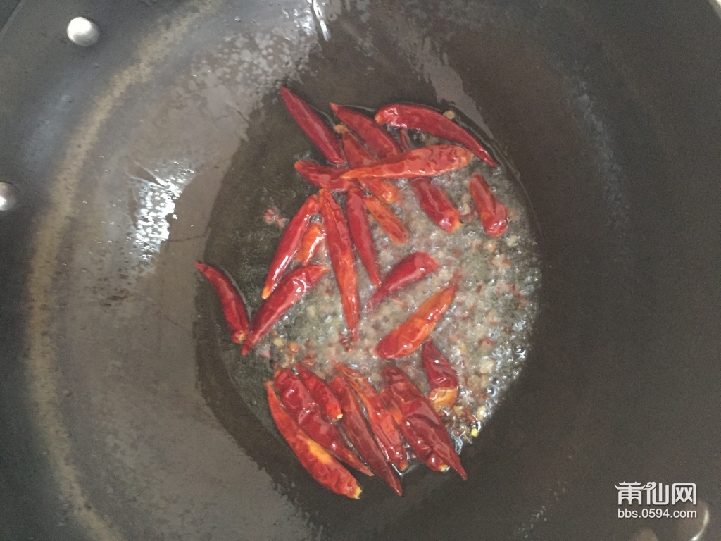 起油锅小火炒干辣椒和花椒，炒出香味