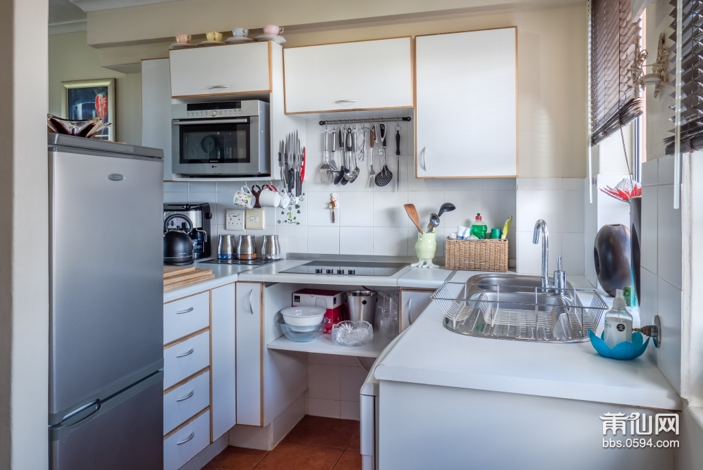 white-wooden-kitchen-cabinet-1599791.jpg