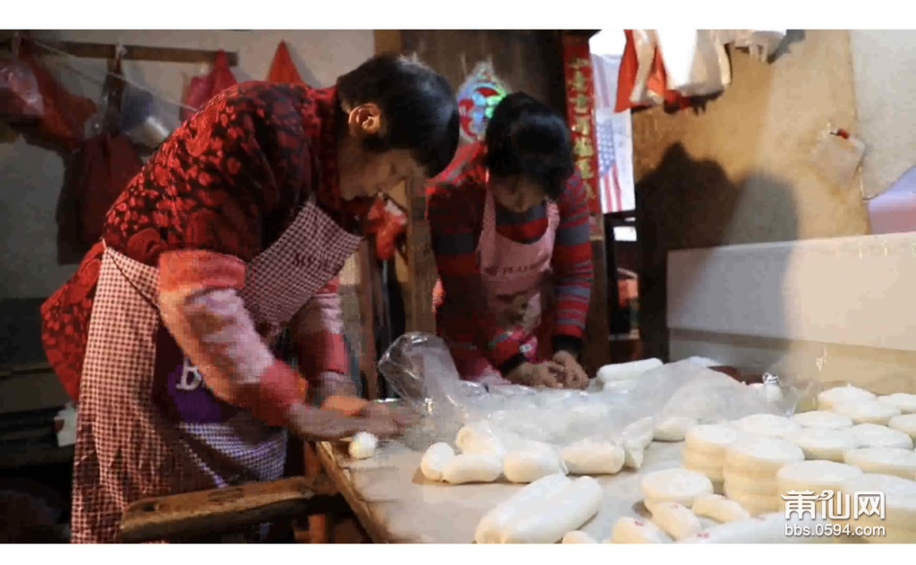 师傅们正在制作白粿