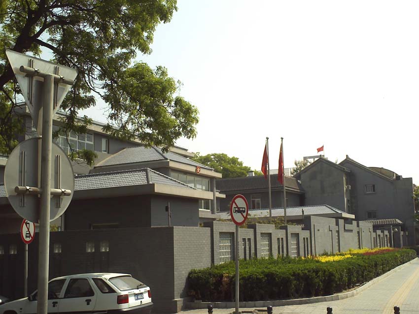这是香港驻北京办事处，典型的北京仿古建筑