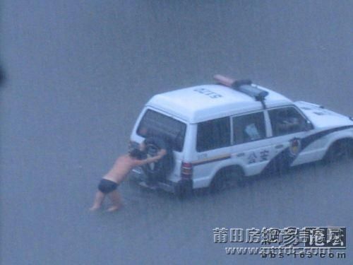 大暴雨！机场能抓鱼交警脱衣服.jpg