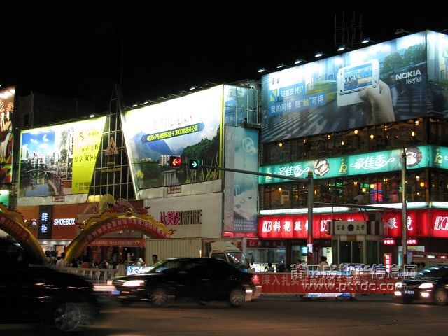 步行街头.jpg
