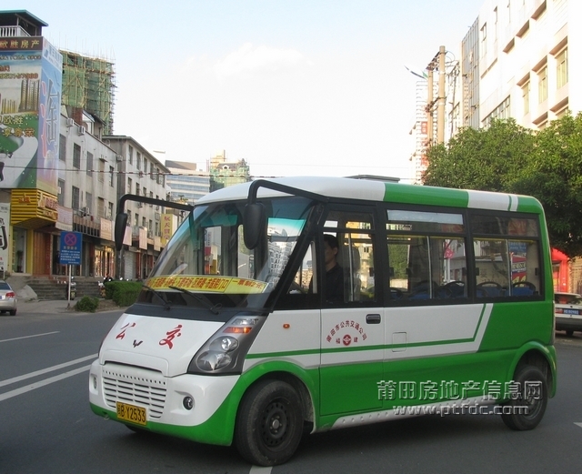 圖:學園路偶遇小型公交車