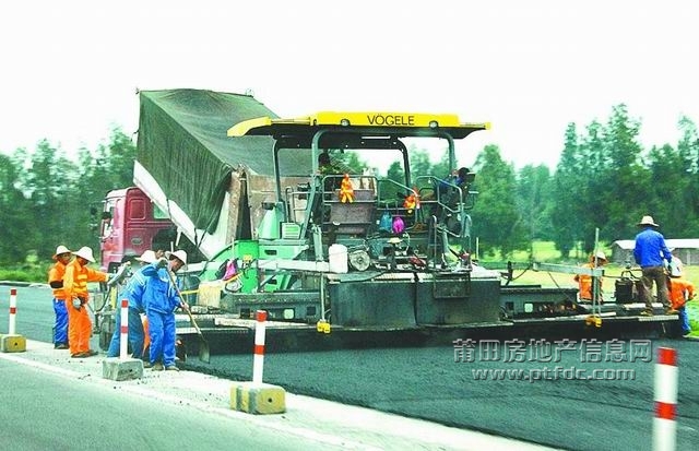 福厦高速莆田段拓宽改造工程进行路面施工。.jpg