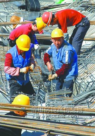 在荔能·华景城施工现场，施工人员正在认真作业。.jpg