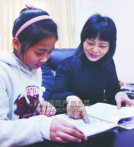 爱心妈妈荔城区民政局干部朱秀珠在辅导帮扶的小学生做作业.jpg