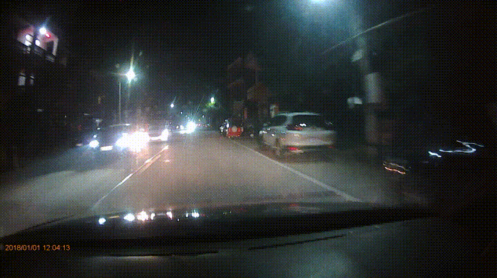 在家門口橫穿馬路，她被壓在車輪下…